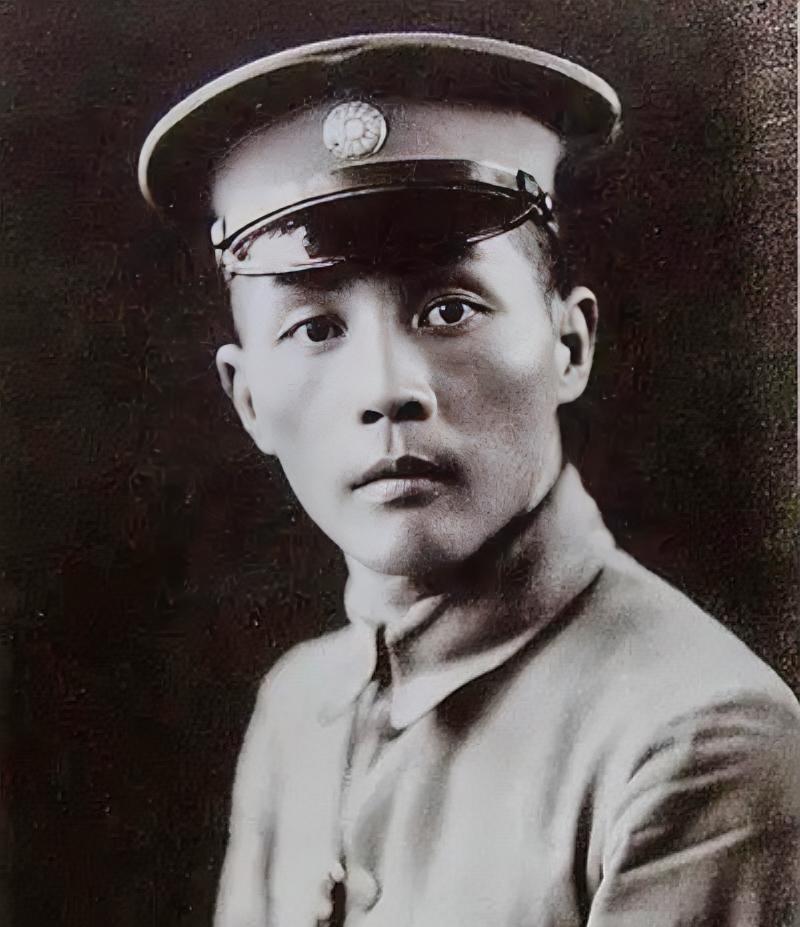 李赤然从南京军区空军司令部走出来的时候，脸上没有一点表情，他拿着一封写着“暂不批