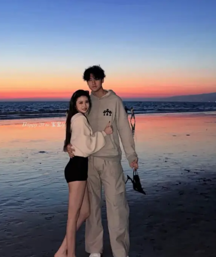 章子怡的继女小苹果谈的男朋友好高，起码得1米9，已知小苹果超1米7，小苹果才到她