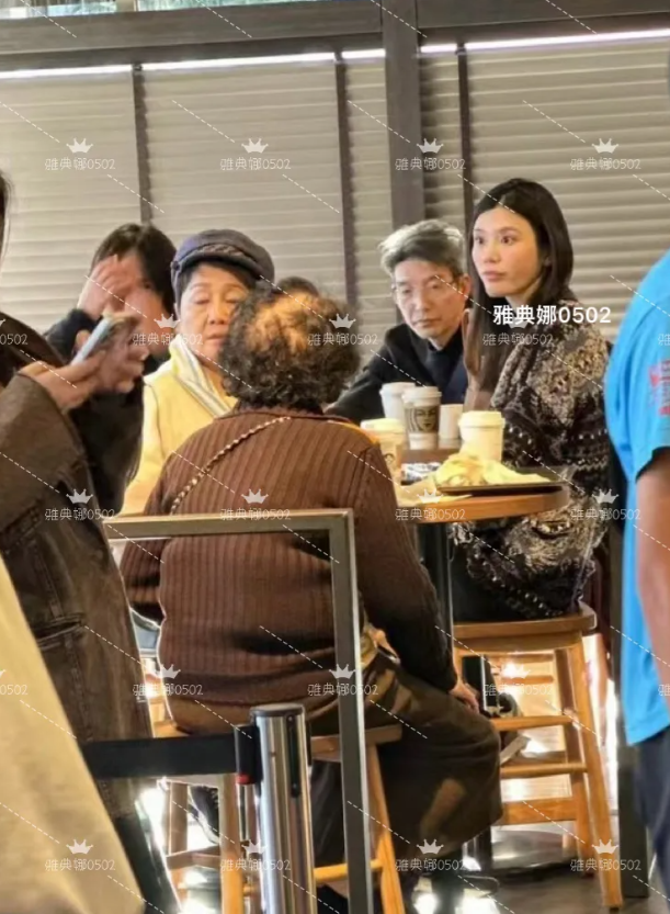 日本星巴克偶遇奚梦瑶何猷君夫妇，还有婆婆梁安琪！
奚梦瑶身材太好了，又高又瘦大长