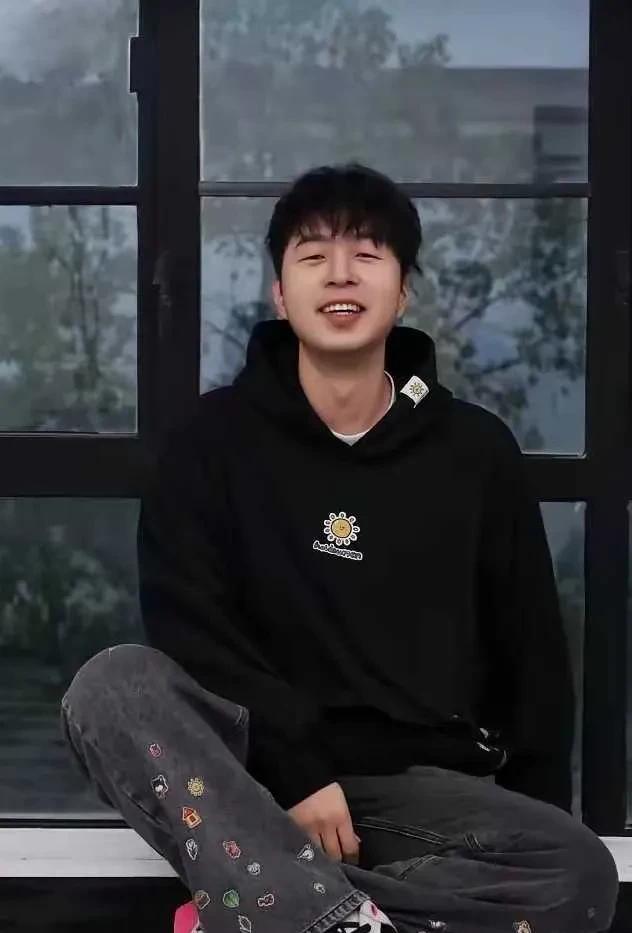 杜海涛真是越来越自信，自己夸自己帅气，杜海涛的帅气真是沈梦辰给的，杜海涛和沈梦辰