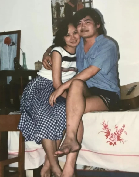1988年，刘欢和湖南电视台主持人卢璐才认识9天，两人就决定闪婚，谁料要领结婚证