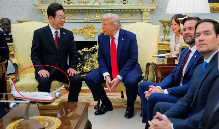 李在明在白宫坐的位置和椅子，都和泽连斯基一样，但两人的坐姿却大有不同，李在明是特