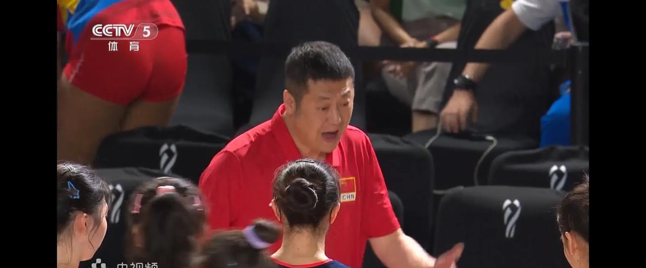 2025世锦赛小组赛中国女排第二局竟然意外的以23-25负于哥伦比亚女排！大比分