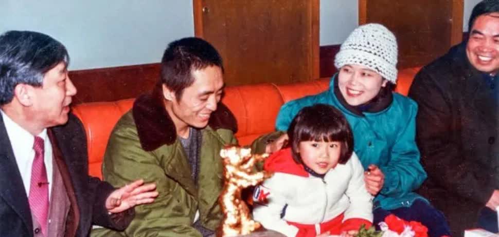 张艺谋载誉归来，时任陕西副省长的孙达仁（出生浙江富阳），亲切慰问，笑容满面，举止