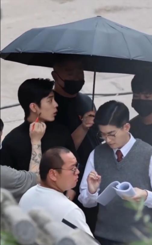 要不是旁边站着梦海的演员，我都以为肖战在拍哪个品牌的物料了这么帅