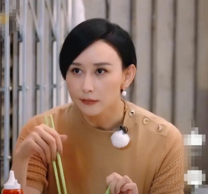 胡静说：“我挺幸运的，能够遇见你。”说完，她深情款款的看着朱兆祥。

朱兆祥被老