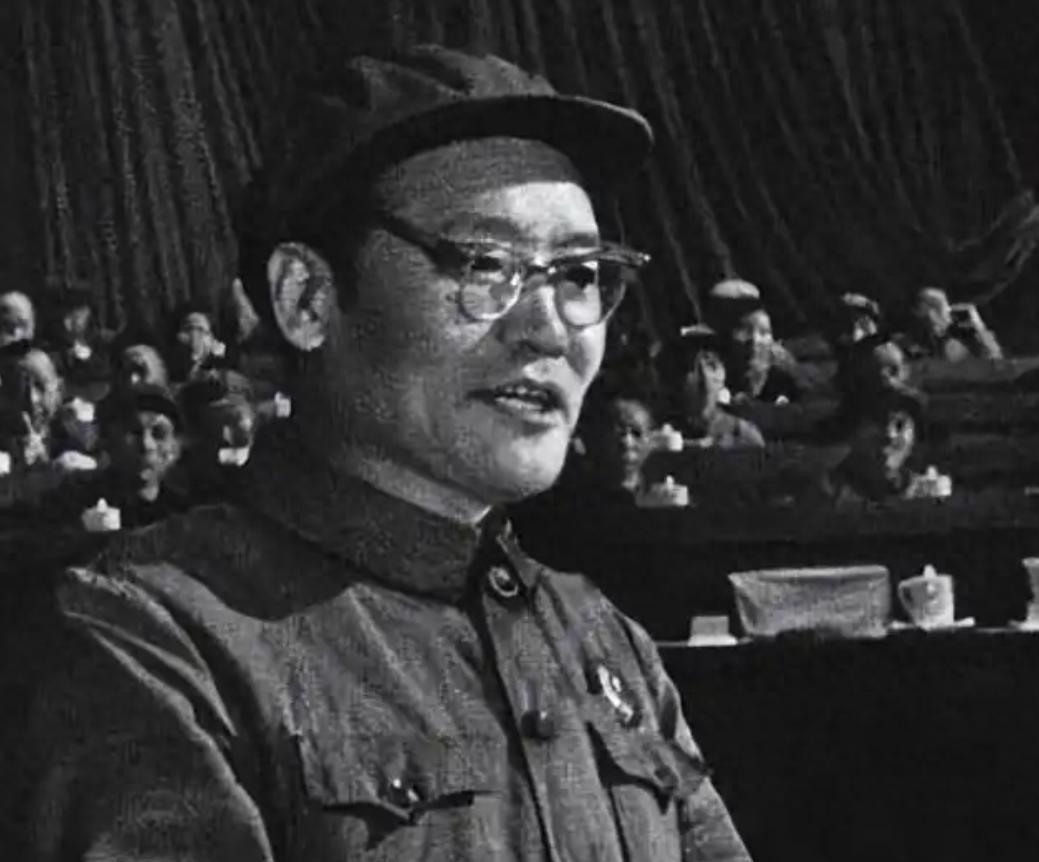 毛主席插话：他是我的老朋友



1969年4月24日，人民大会堂内，近千名与会