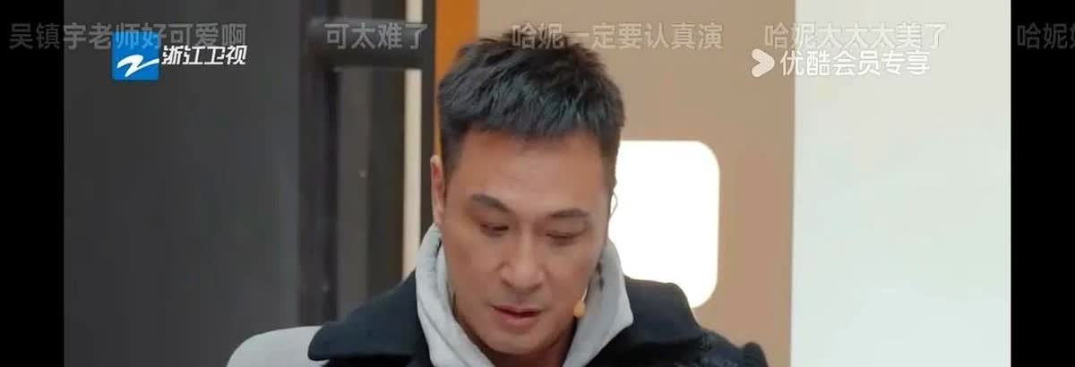 吴镇宇看到哈尼克孜惊讶她已经29岁了，郝蕾说她是看着小。

吴镇宇:我就怕她