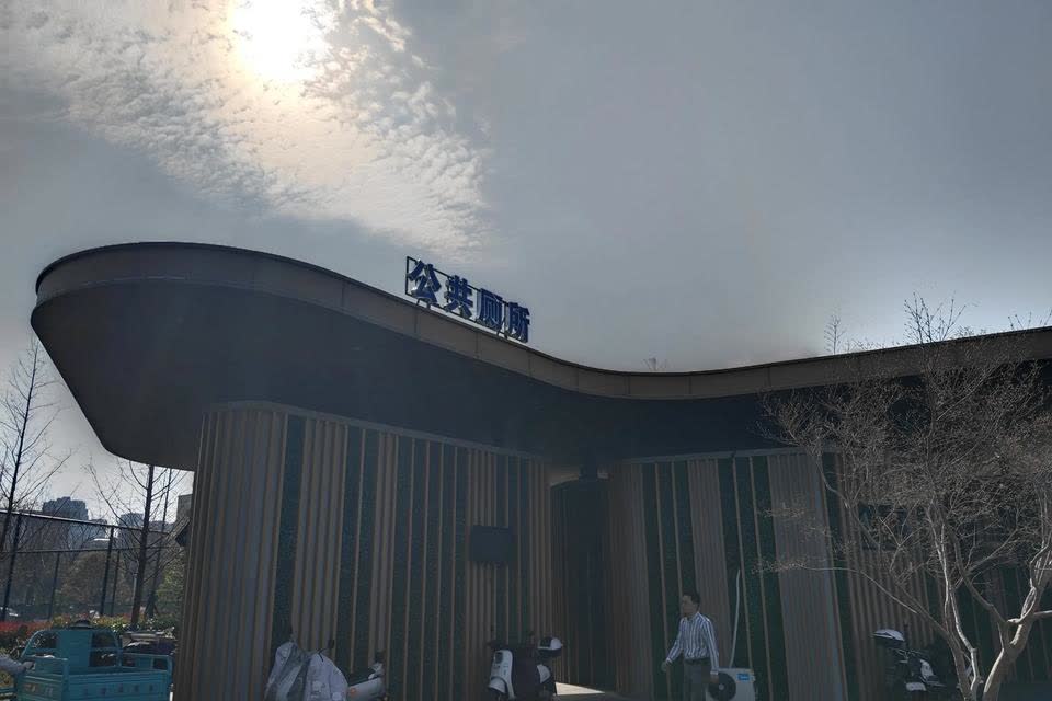 咱们的生活水平真的是肉眼可见的提高了不少，记得10年前，老家的小县城，上厕所还要