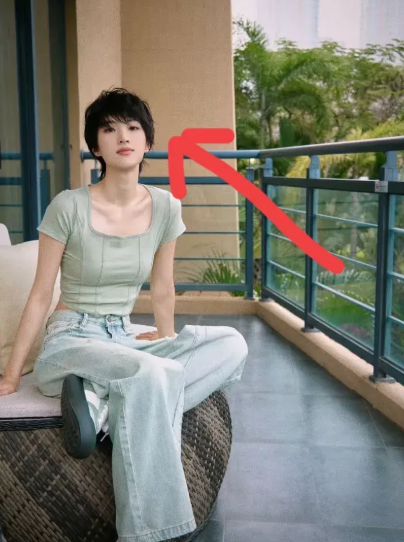 有句话我憋了很久
说吧，怕你们不高兴
不说吧，我自己又憋得难受
没人发现姚安娜现