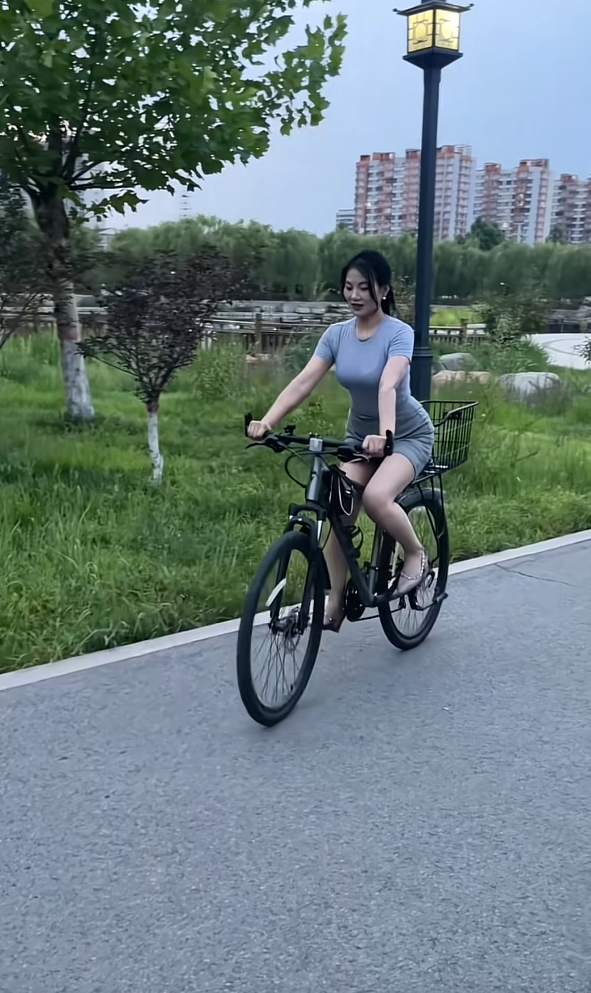 闺蜜非要学习骑自行车，想不到这个都不会