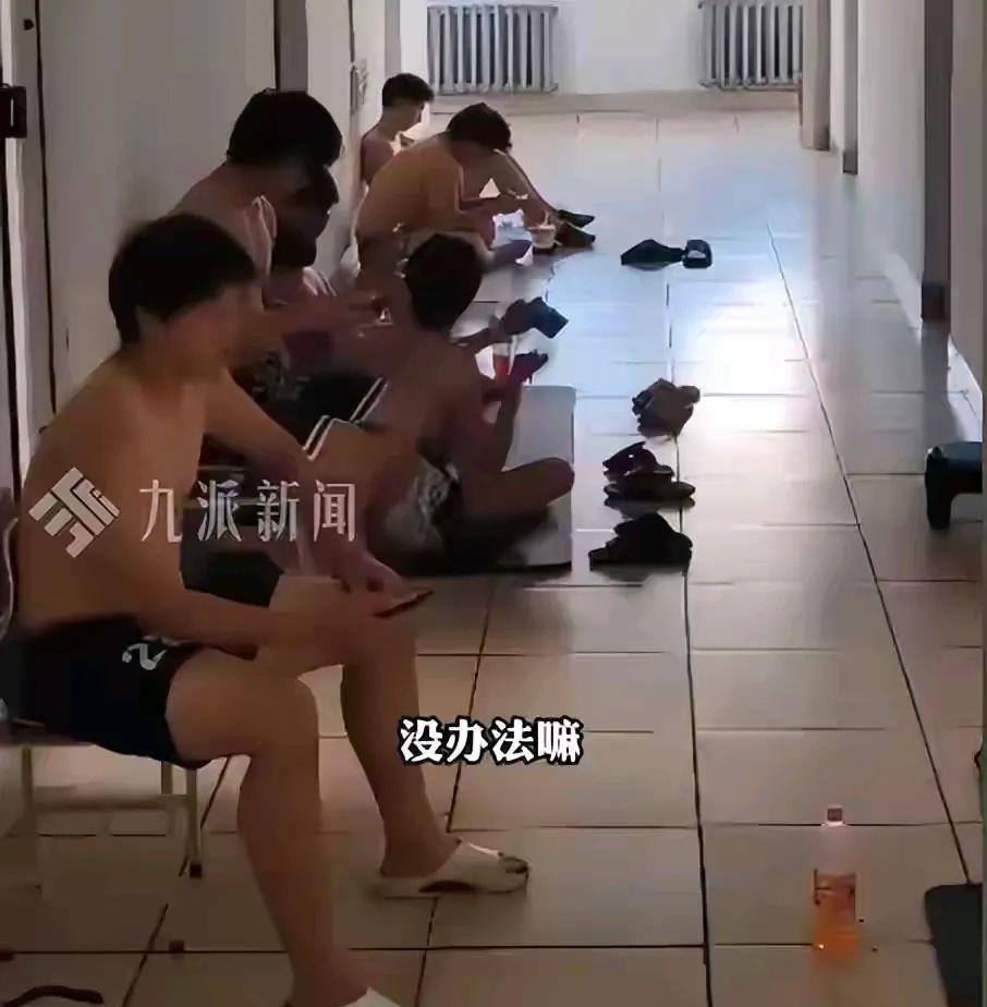 最近哈尔滨高温，一高校学生热得在楼道乘凉睡觉，太让人心疼了。学生说体感温度三十七
