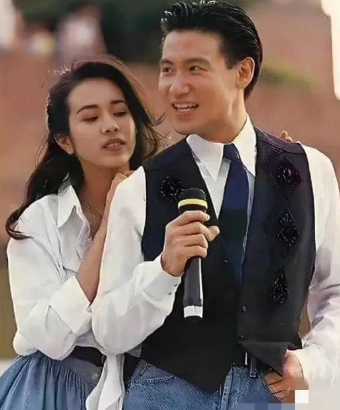 在一张旧照片中，年轻的张学友身旁站着一位美女。然而，谁能够辨认出这位美女究竟是谁