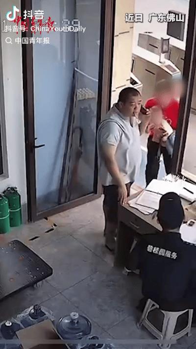 “生死两分钟！”6月27日。广东佛山，一幼童的喉咙被糖果给卡住了，孩子的小脸憋得