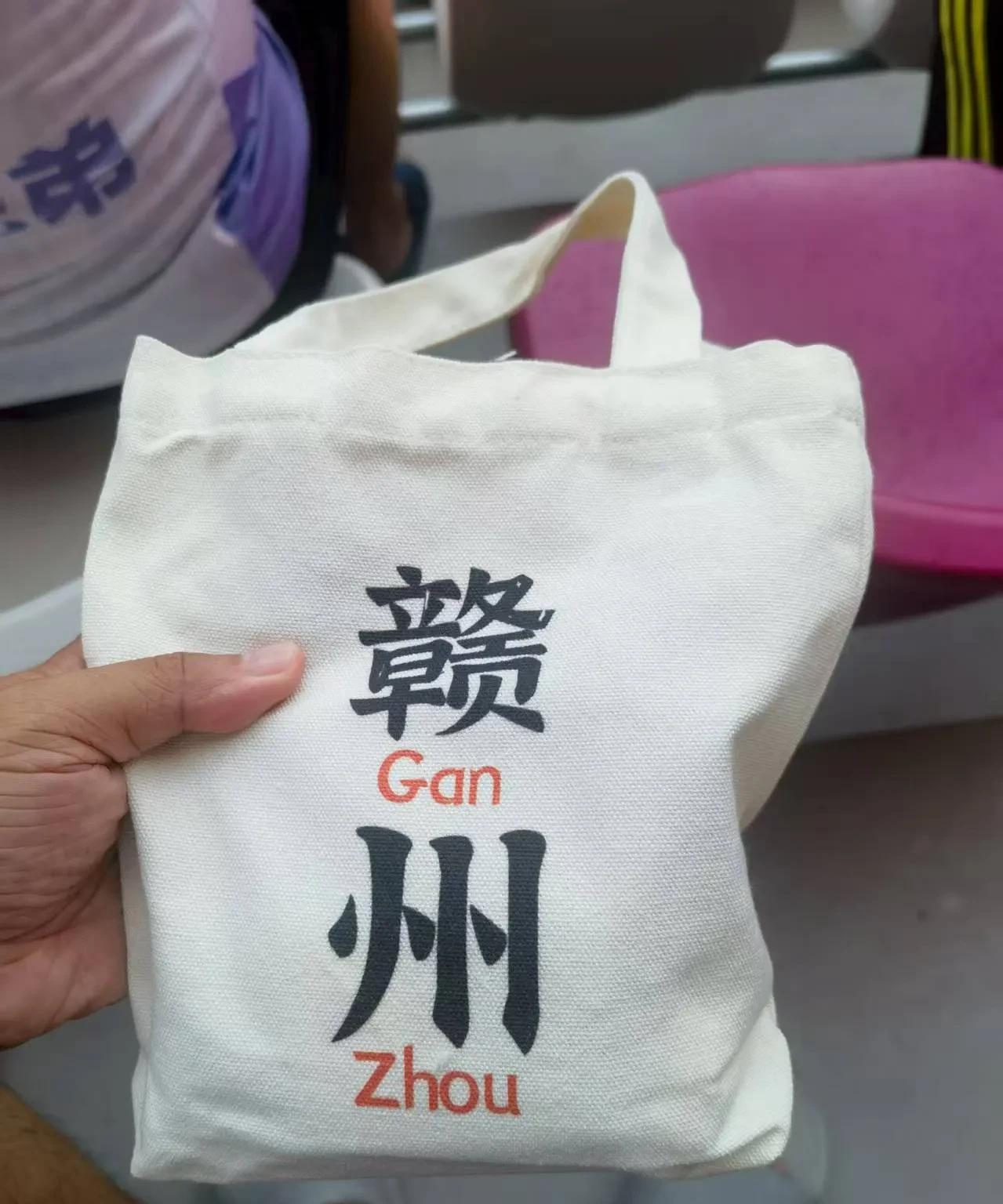 没有对比就没有伤害！
看看人家赣州市为“赣超”准备的主场，四万六千人的大体育场，