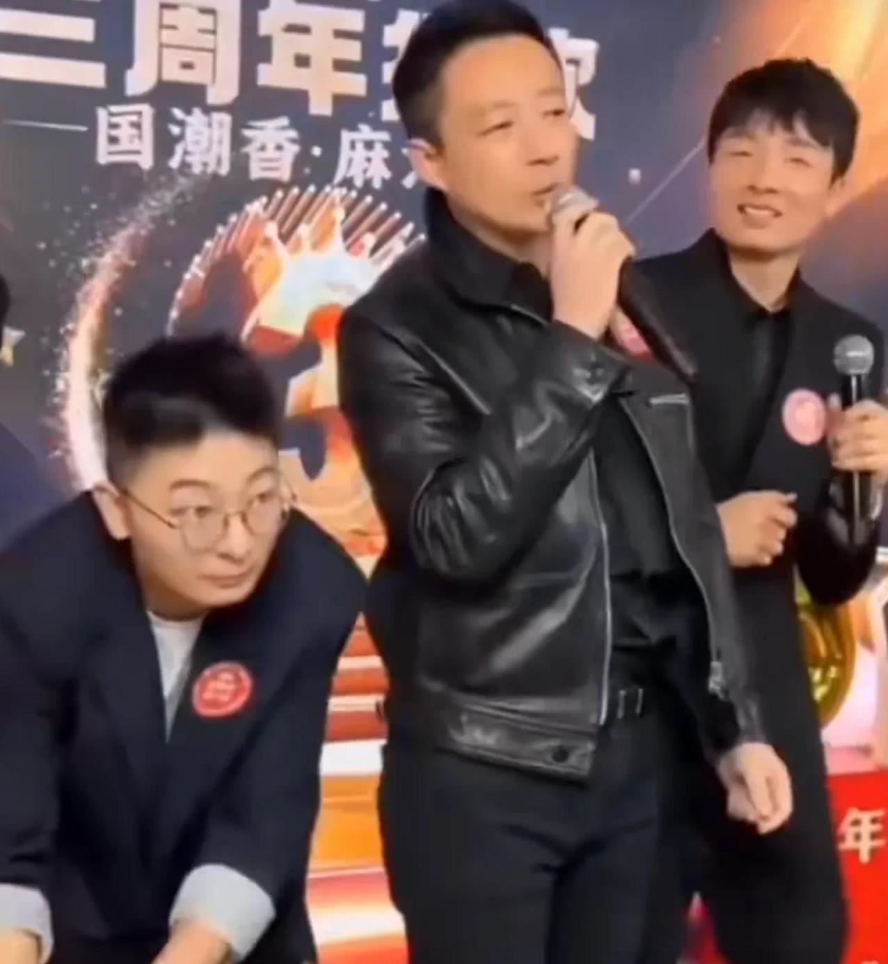 无意中划到汪小菲在三周年公司庆典上，竟然和小健健一起合唱的视频！
从汪小菲和他的
