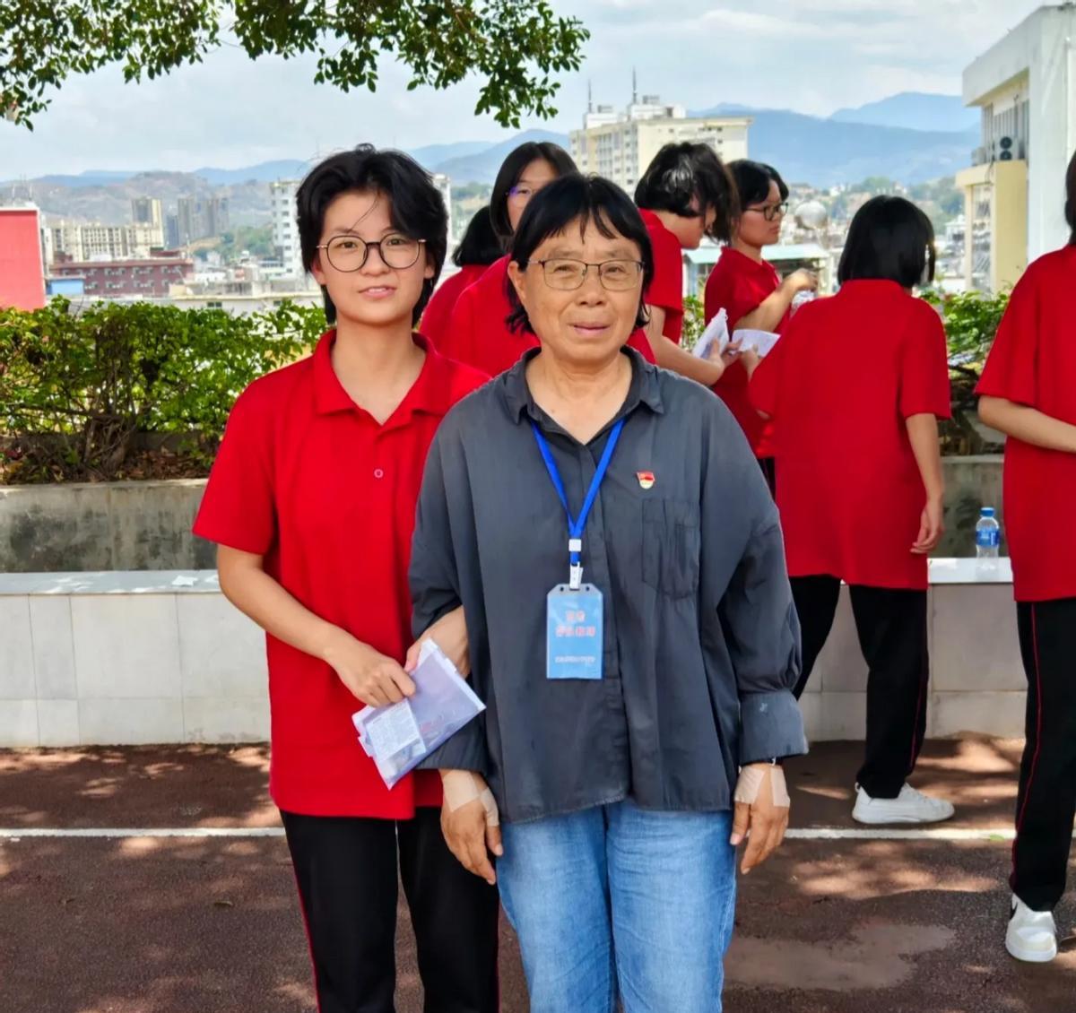 总感觉张桂梅不太对劲，
她都已经68岁了，
头发花白，掉牙齿，这些老人的变化在她