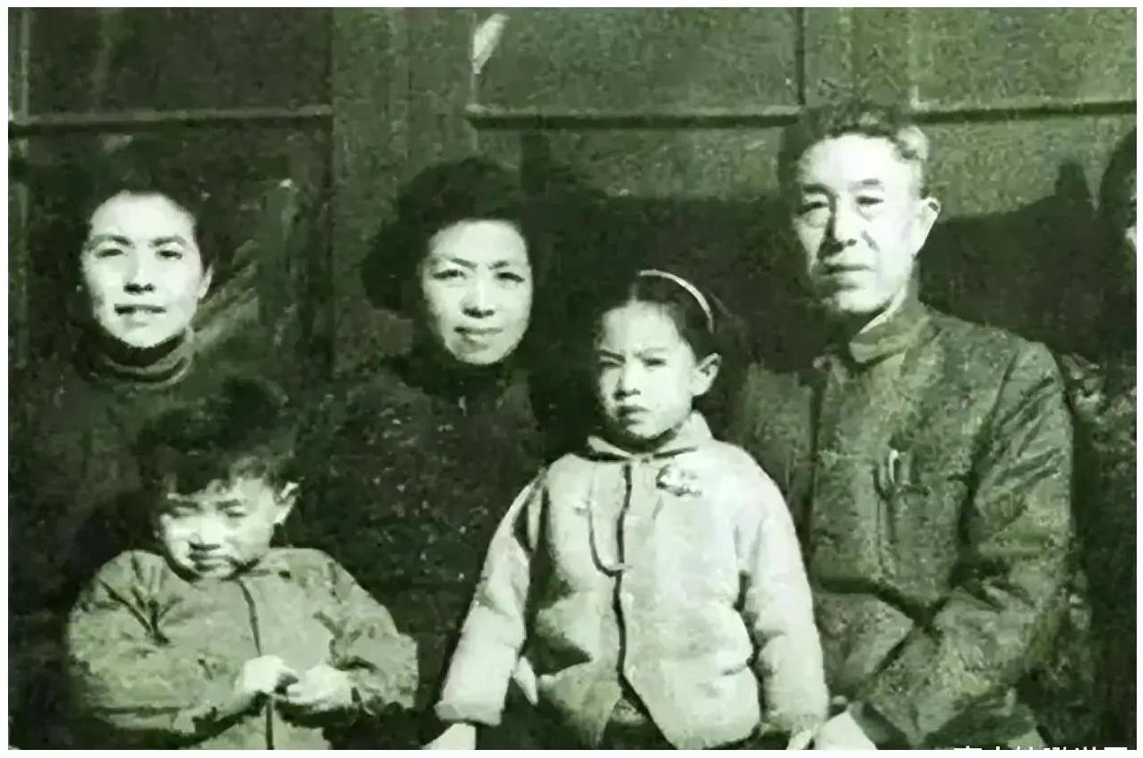 1977年，抗日名将郑洞国的小女儿郑安玉被人杀死在宿舍。一生坚毅果敢的郑洞国，听