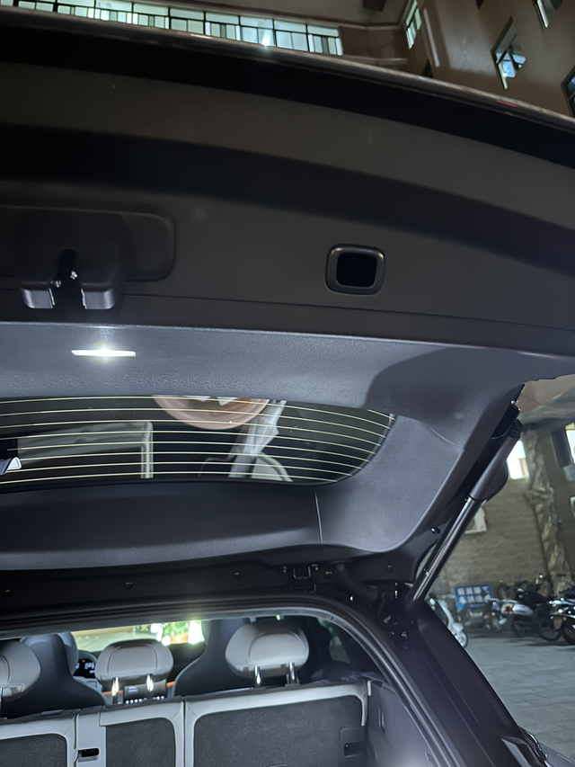 第一批车质量堪忧赶工的后果
提车第1天2处异响就算了，后备箱电动按钮，到现在提车