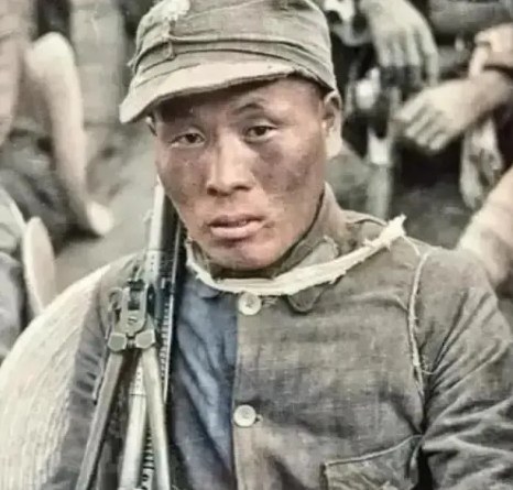 1945年5月，机枪手曾岳峰因伤掉队，没想到，他遇到100名日军正在吃饭！他立马
