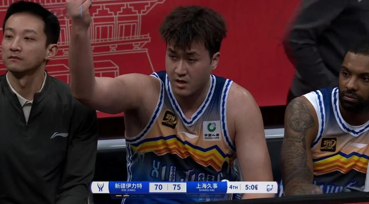 艾孜买提有失风度，输不起了吧，打上海被犯满离场，他坐在替补席竟朝着场内竖中指，赛