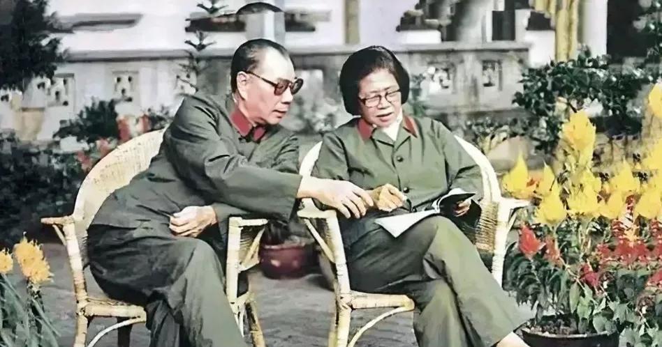 晚年的杨成武将军与夫人赵志珍在一起，亲切交谈，温暖又温馨，合影留念，美好的回忆！