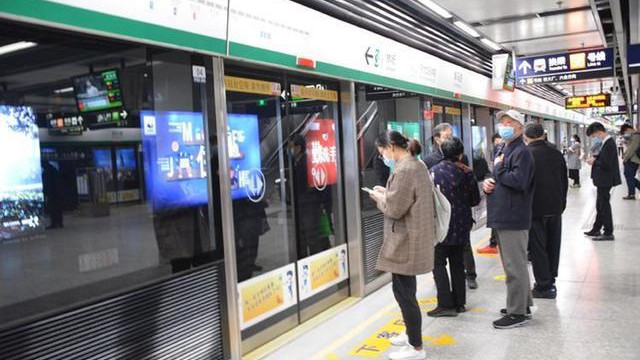 爸爸想“历练”一下孩子，让9岁娃独自坐地铁，结果孩子“丢了”