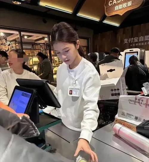 支持老宗多生孩子，也支持放开富豪多娶，现在养孩成本太高，许多人都不愿意生，也怕自