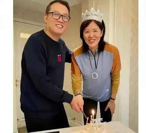 郎平与74岁老公在美国开启养老生活，女儿是美籍，一家三口居住在洛杉矶的别墅中，日