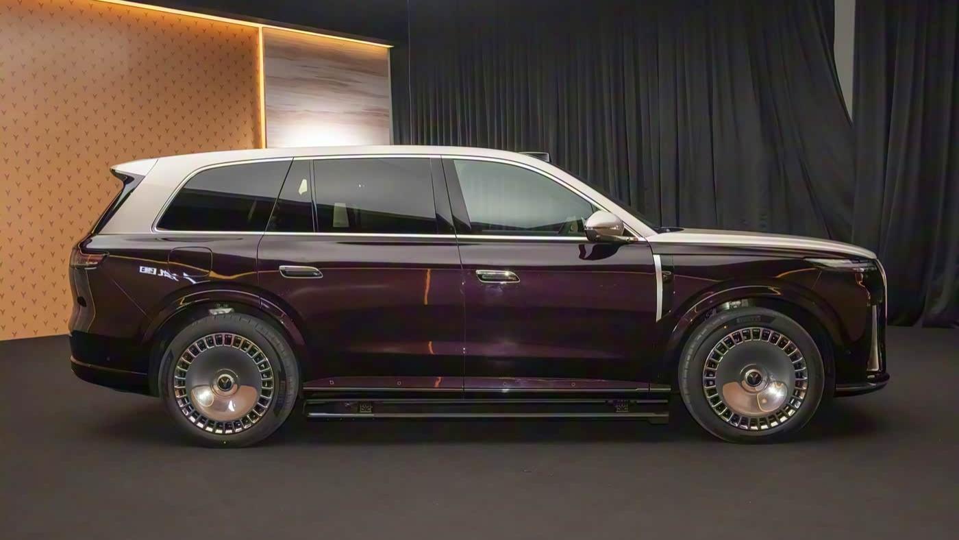 东风造了台“库里南”，配华为“全家桶”+三腔空悬，外观很霸气