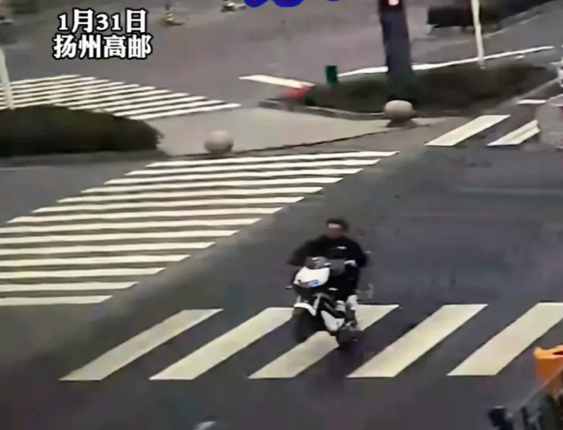 近日在高邮市繁华地段，有一个小伙子骑着改装的电动车，不仅没带头盔，还玩起了翘头，