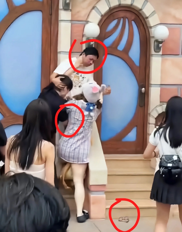 我婆婆看了迪士尼“打架情侣”的视频，

突然说了句:  这俩孩子成不了了

我问