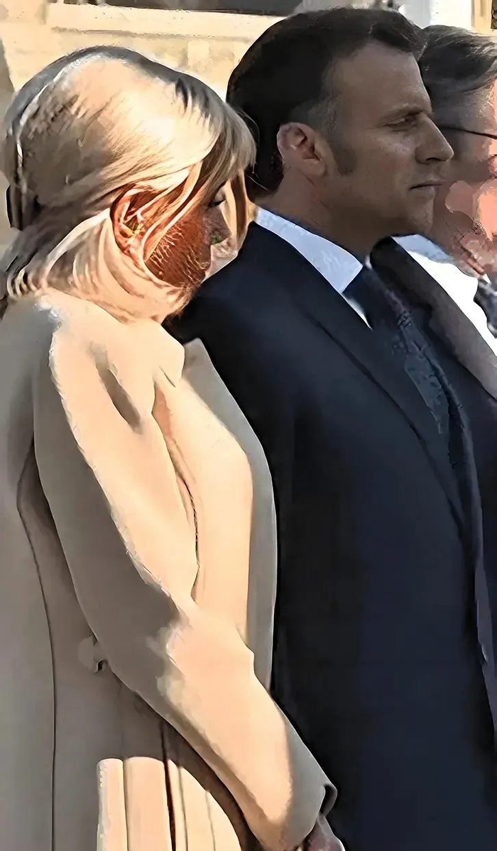 法国第一夫人布丽吉特这次英国之行真是出尽了洋相。
11月某日，布丽吉特与马克龙一
