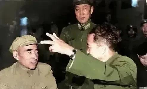 难得一见的照片。猜一猜他们分别都是谁呢？