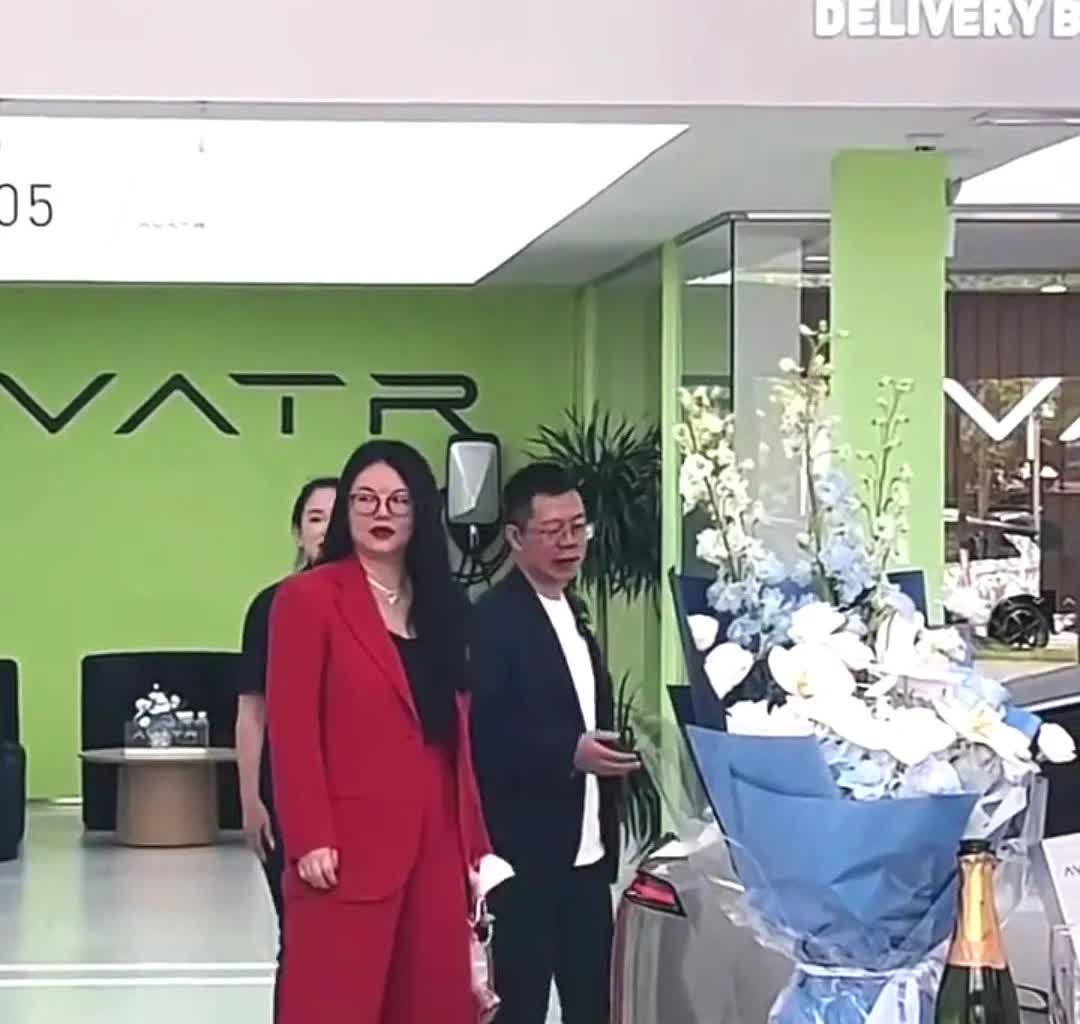 实事求是的讲，李湘这身材有没有150斤。

李湘怎么说呢，有身材有颜值，而且