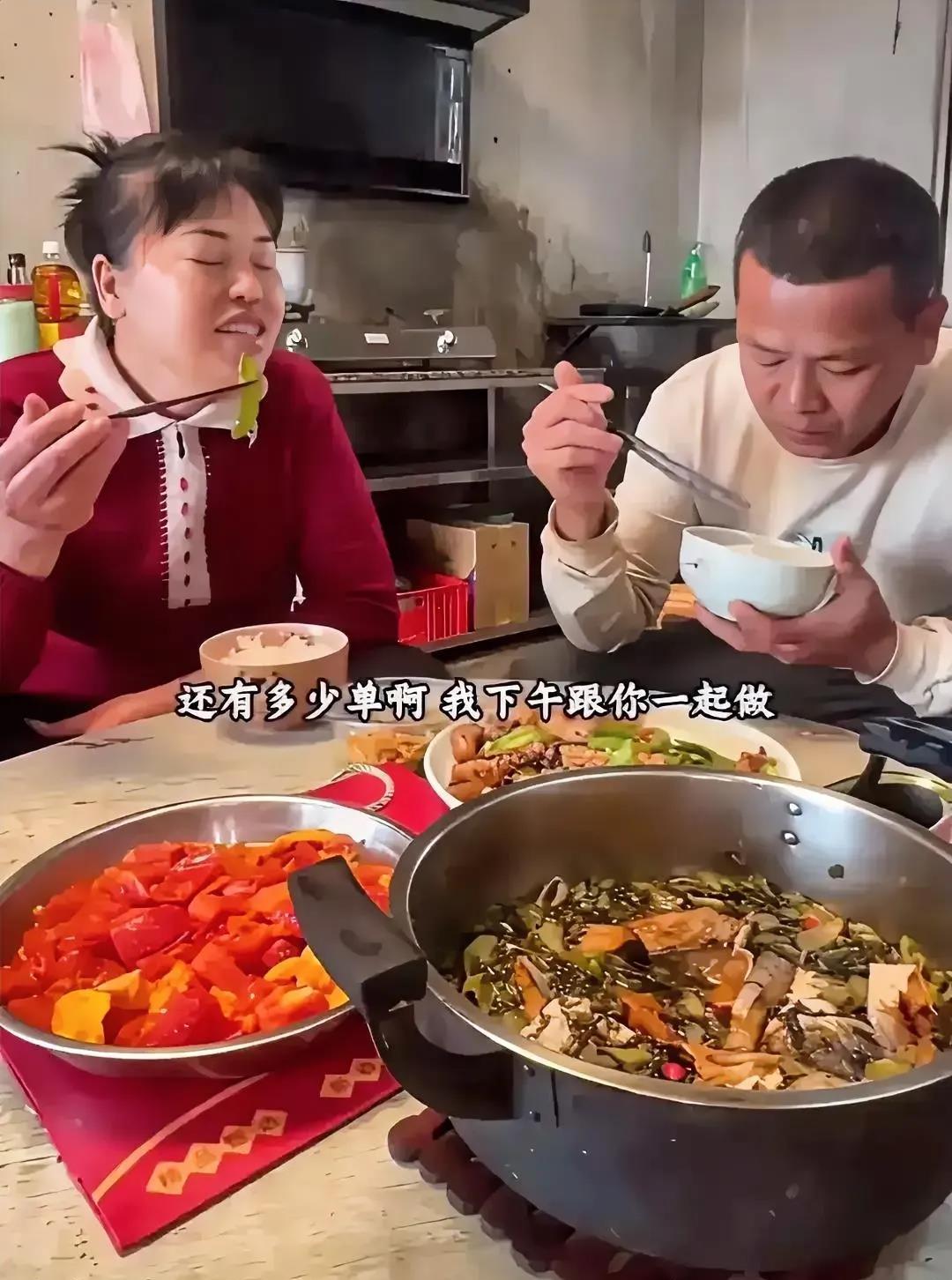 看到全红婵妈妈，吃的午餐！我泪目了！

现在的生活条件那么好！在村里至少都是