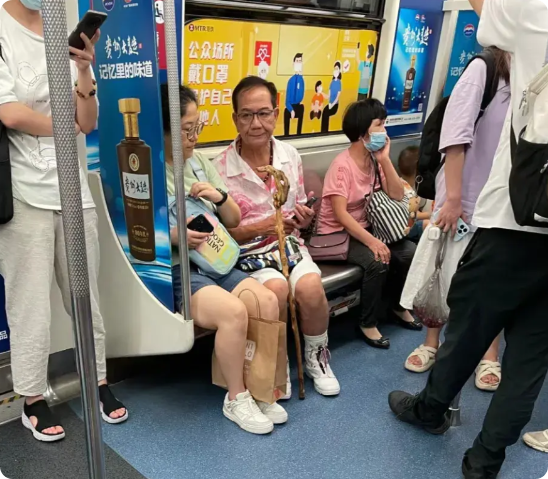 这位香港老戏骨经常被拍到坐地铁公交出行，还在路边摊买衣服，不少人都以为他没什么钱