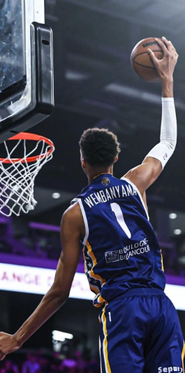 当下NBA中，攻防一体的巨星只有这六人！大家认同吗？
 
字母哥：进攻端，其持球