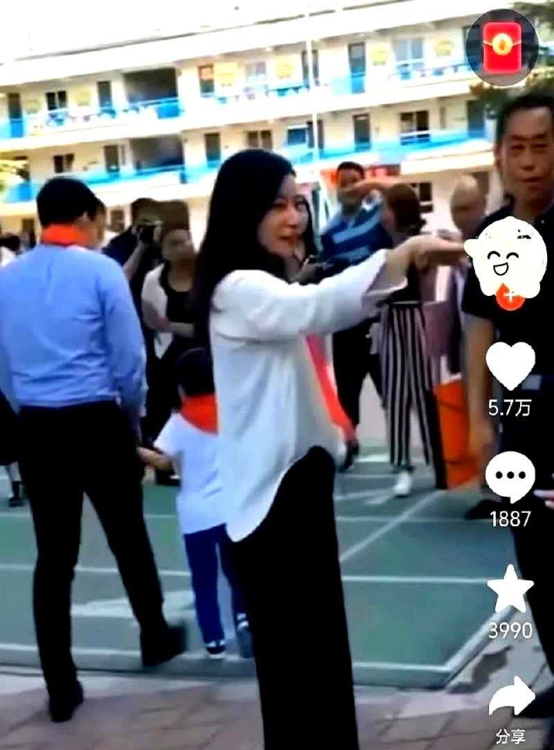 郭晶晶一家回保定老家，令人意想不到的是，来接她的并不是豪车一队，而是开着小轿车的