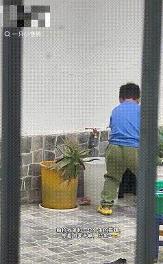 太感动了！一小男孩为外来猫咪打开水龙头，把水桶放在下边，开到最小流，让它喝水，动