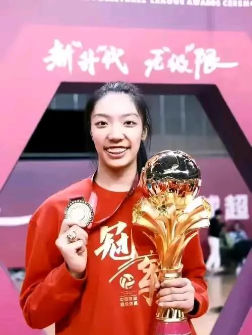 身高一米八四的小加比唐欣未来可期吗？
唐欣的身高虽然在排球场上本身算是一个短板，