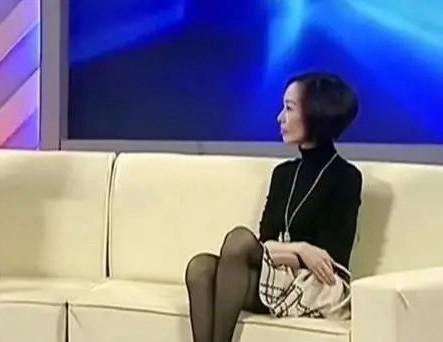 鲁豫太瘦了，瘦到真正的皮包骨，也就她这样。
就感觉她是身体就像几根棍子，上面支撑