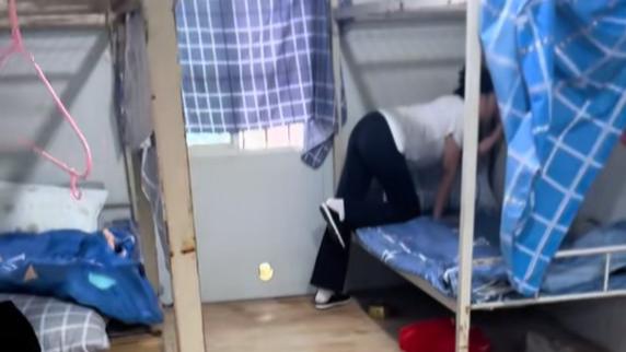 工地小妹偷看男工友洗澡，被发现后尴尬到极点，性别一换评论过万