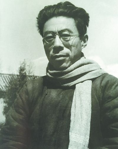 1950年，一个公安便衣在买烟时，发现烟馆的老板坐姿端正，看报纸时，双手还举到胸