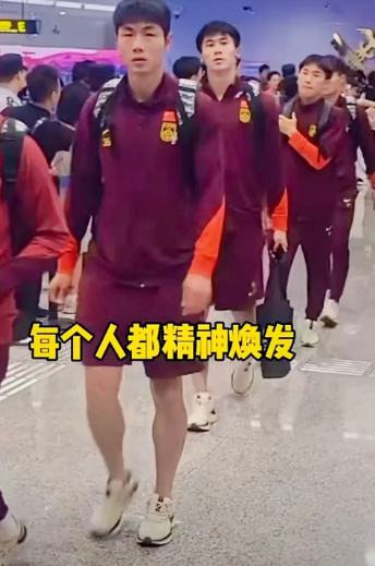 国足失利后调整心态的能力，实在令人不得不服！
抵达重庆，面对球迷和媒体，在一片“