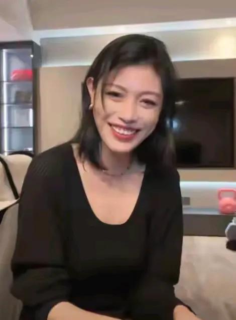 永远长不大的葛荟婕
永远也没活明白
久不久就“闹腾”一下子
最近又抱怨孩子不搭理