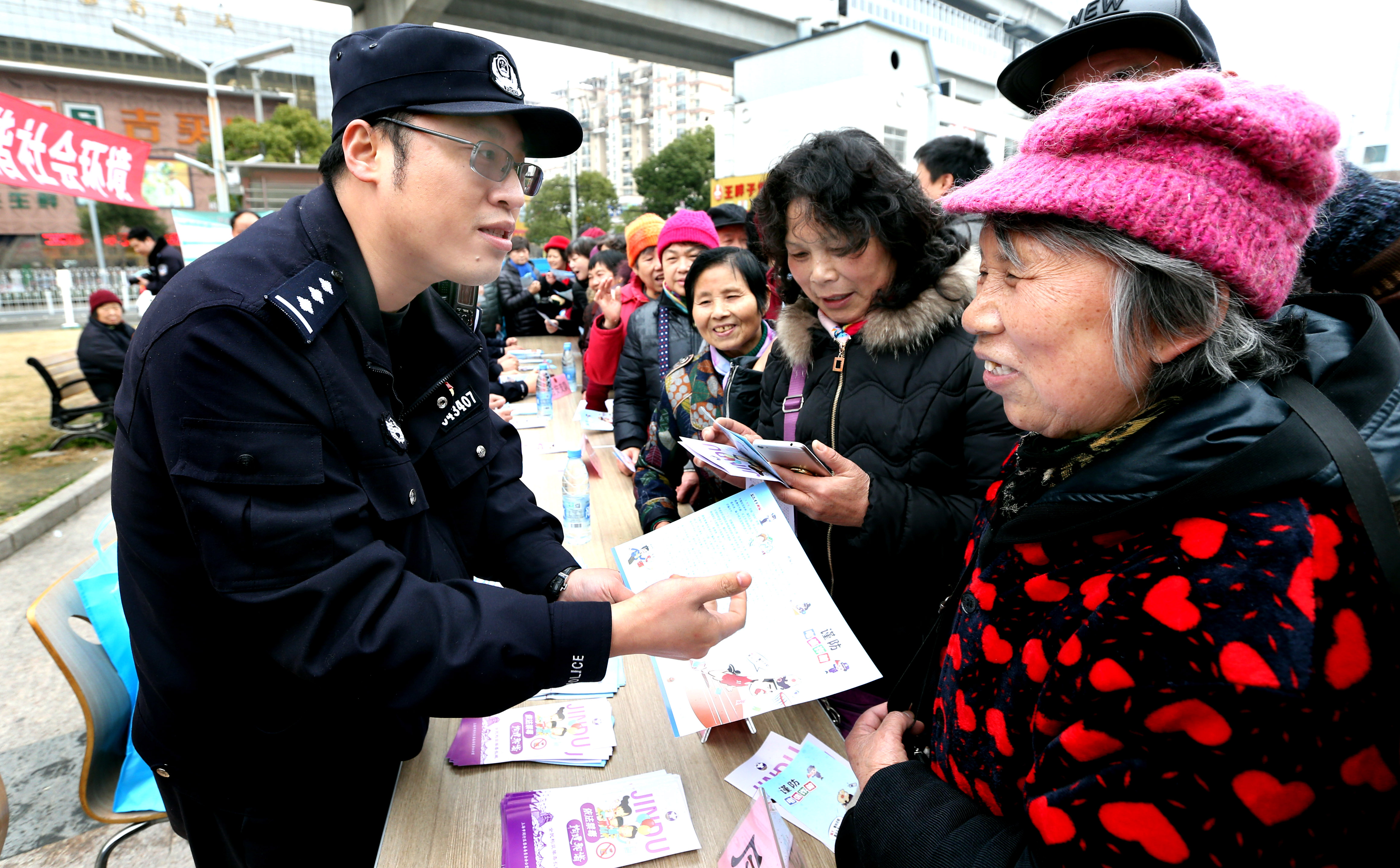 加沙超200万人缺水缺粮，美国超30个城市发生暴乱，俄乌冲突打了3年，印巴刚刚打