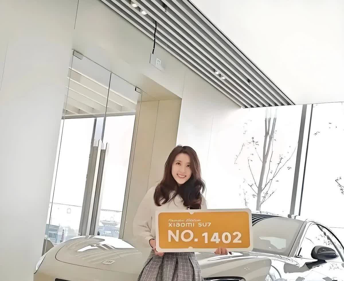 小米SU7女孩的男友贷款买车后陷入困境。女孩刚大学毕业，不具备贷款能力，购车贷款