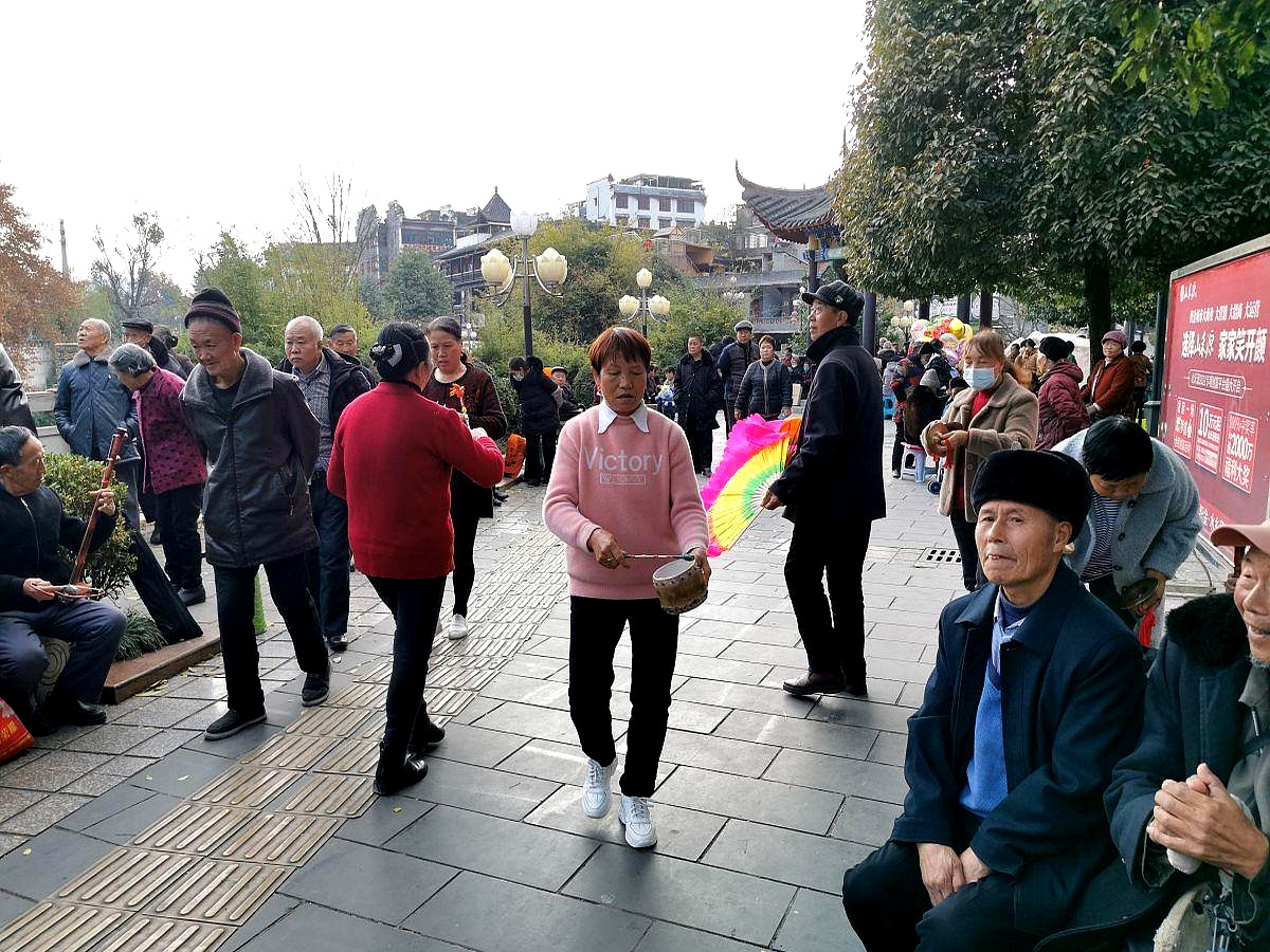 张大爷和孙阿姨，黄山三日游，朋友圈九宫格，这画面感！说是革命友谊，扛米面油、熬降