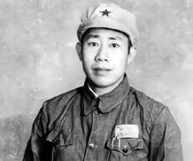 1950年，洪学智一来到志司就向邓华告状：“杨家华简直目无军法了，带着300多人